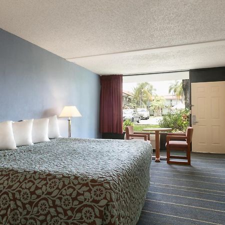 Days Inn By Wyndham Clearwater/Central Esterno foto