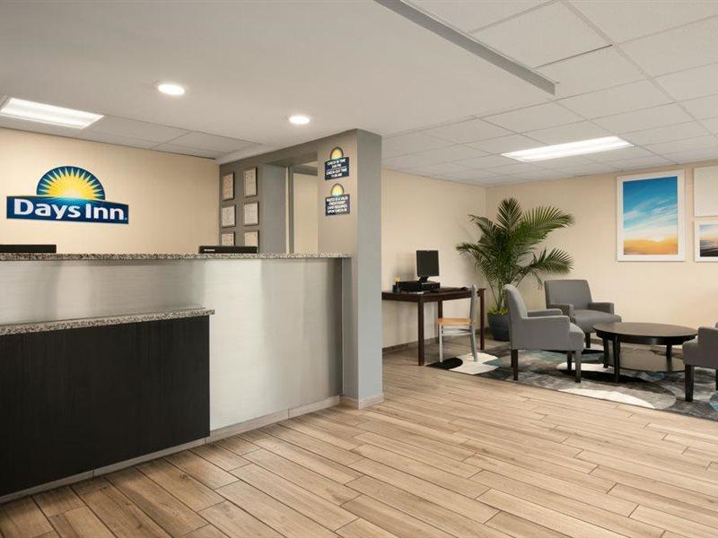 Days Inn By Wyndham Clearwater/Central Esterno foto