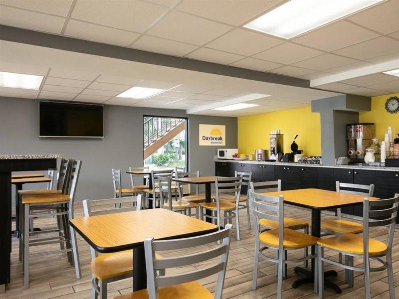 Days Inn By Wyndham Clearwater/Central Esterno foto