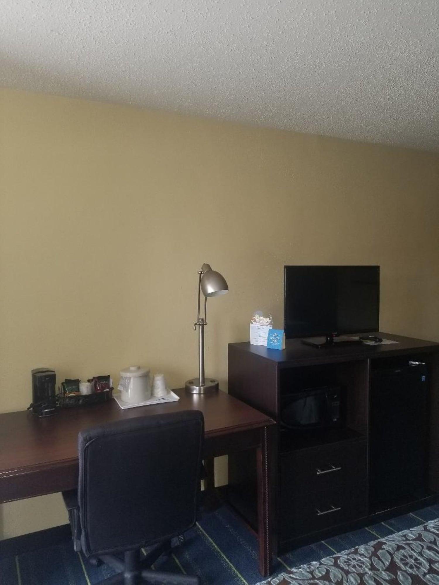 Days Inn By Wyndham Clearwater/Central Esterno foto