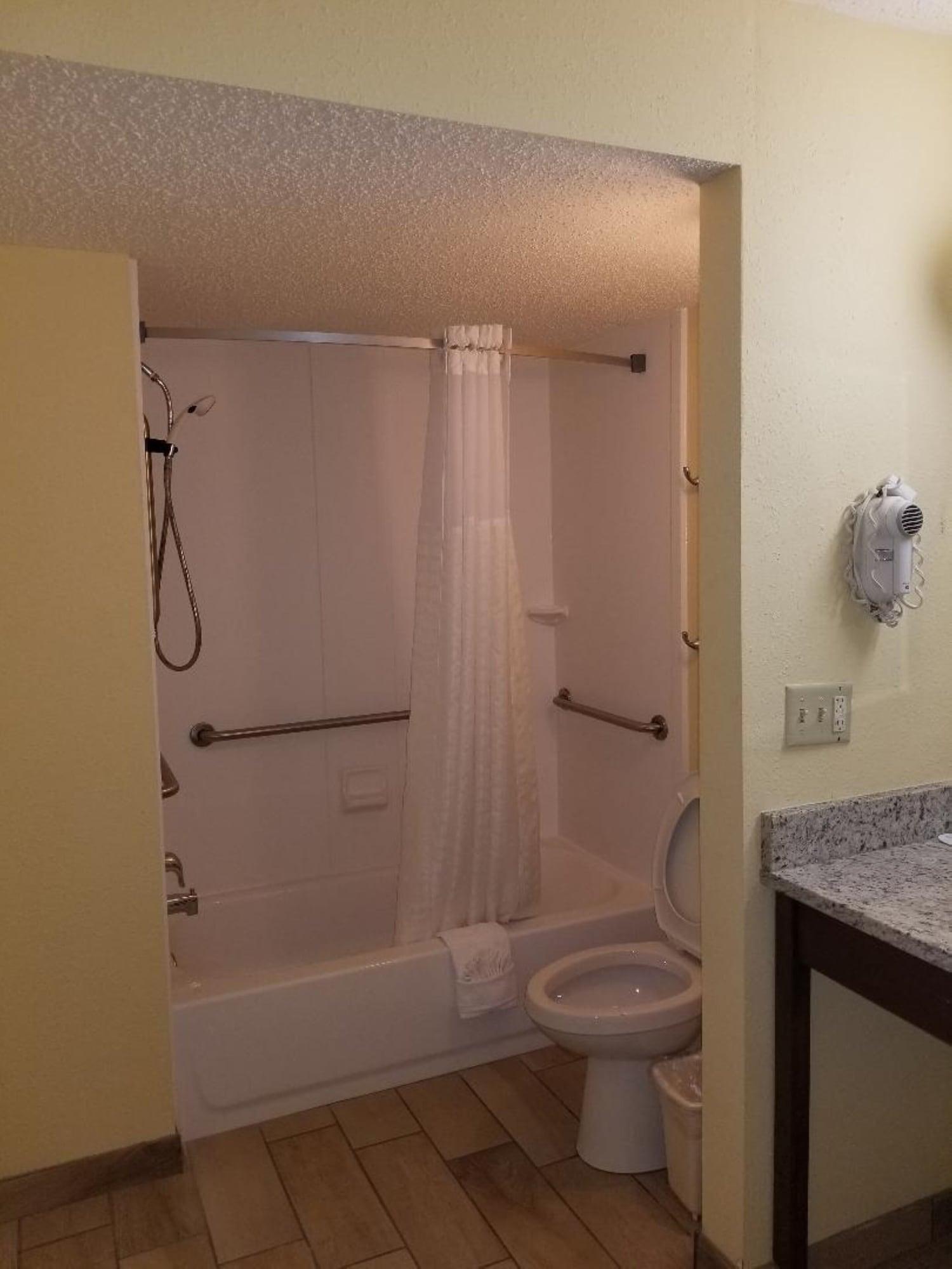 Days Inn By Wyndham Clearwater/Central Esterno foto