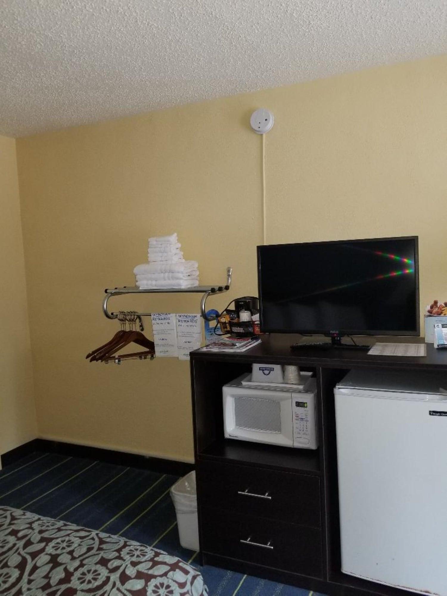 Days Inn By Wyndham Clearwater/Central Esterno foto