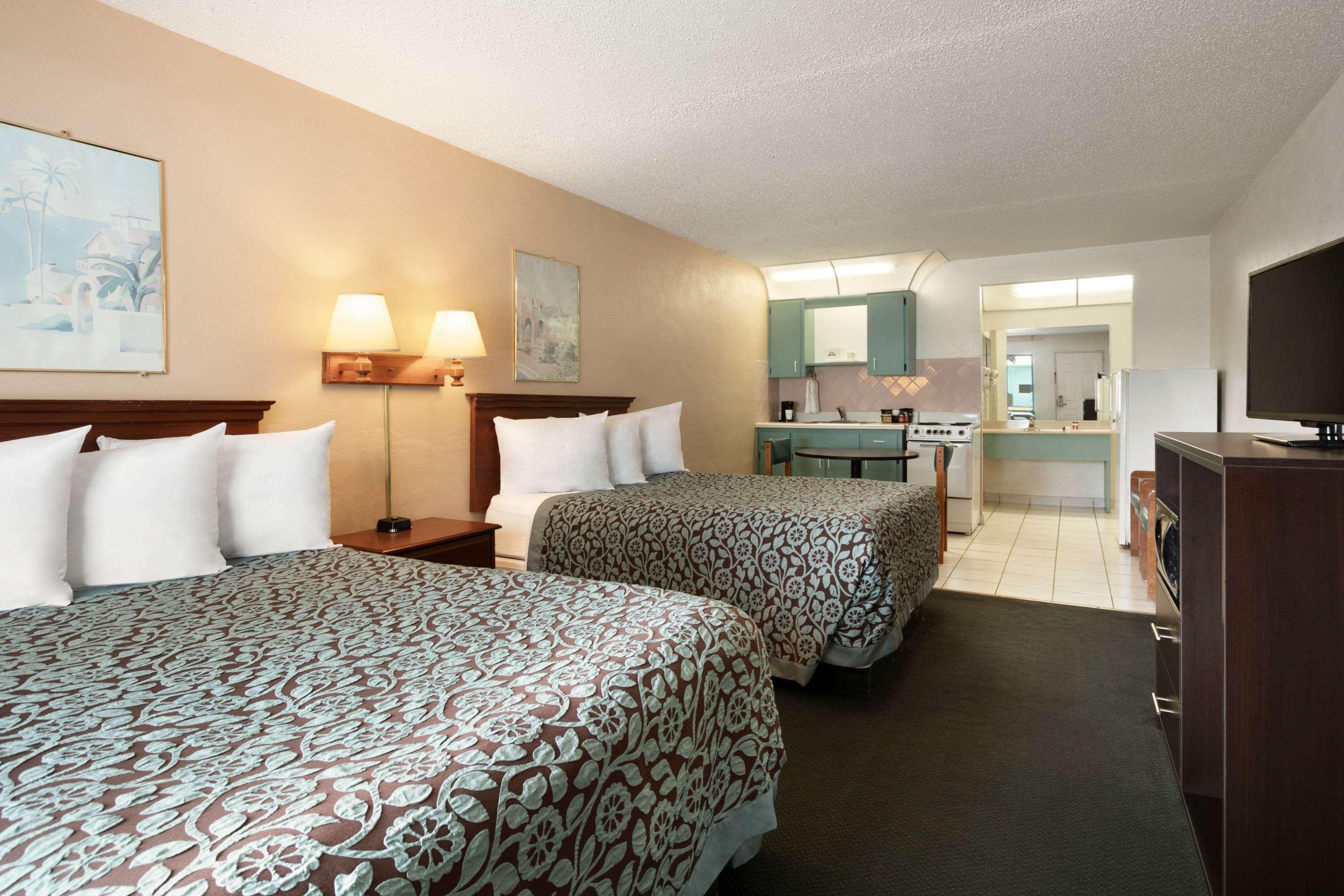 Days Inn By Wyndham Clearwater/Central Esterno foto