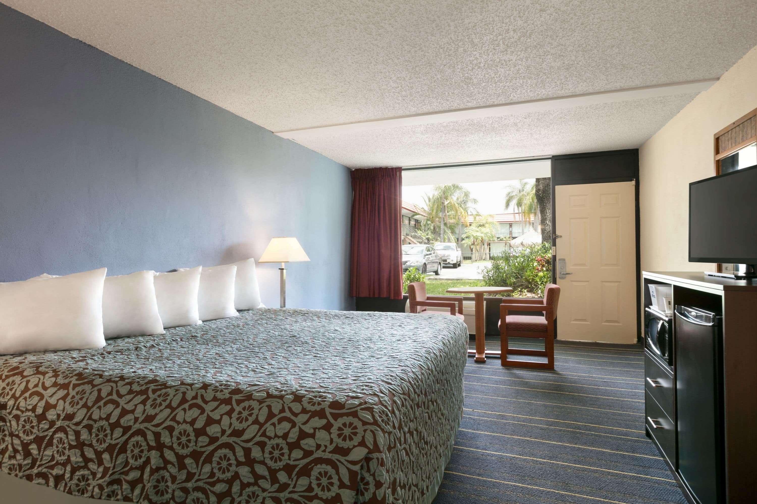 Days Inn By Wyndham Clearwater/Central Esterno foto
