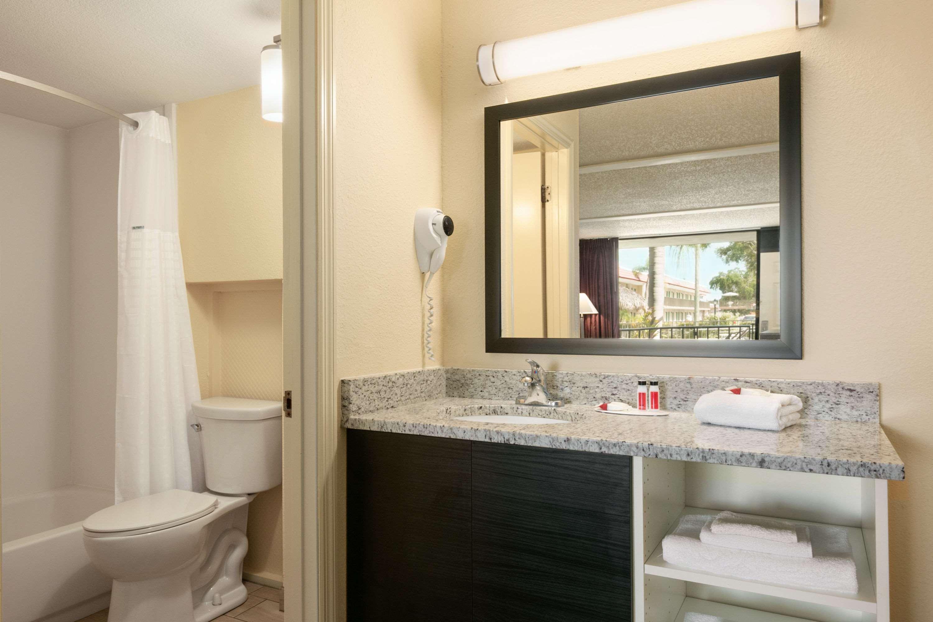 Days Inn By Wyndham Clearwater/Central Esterno foto