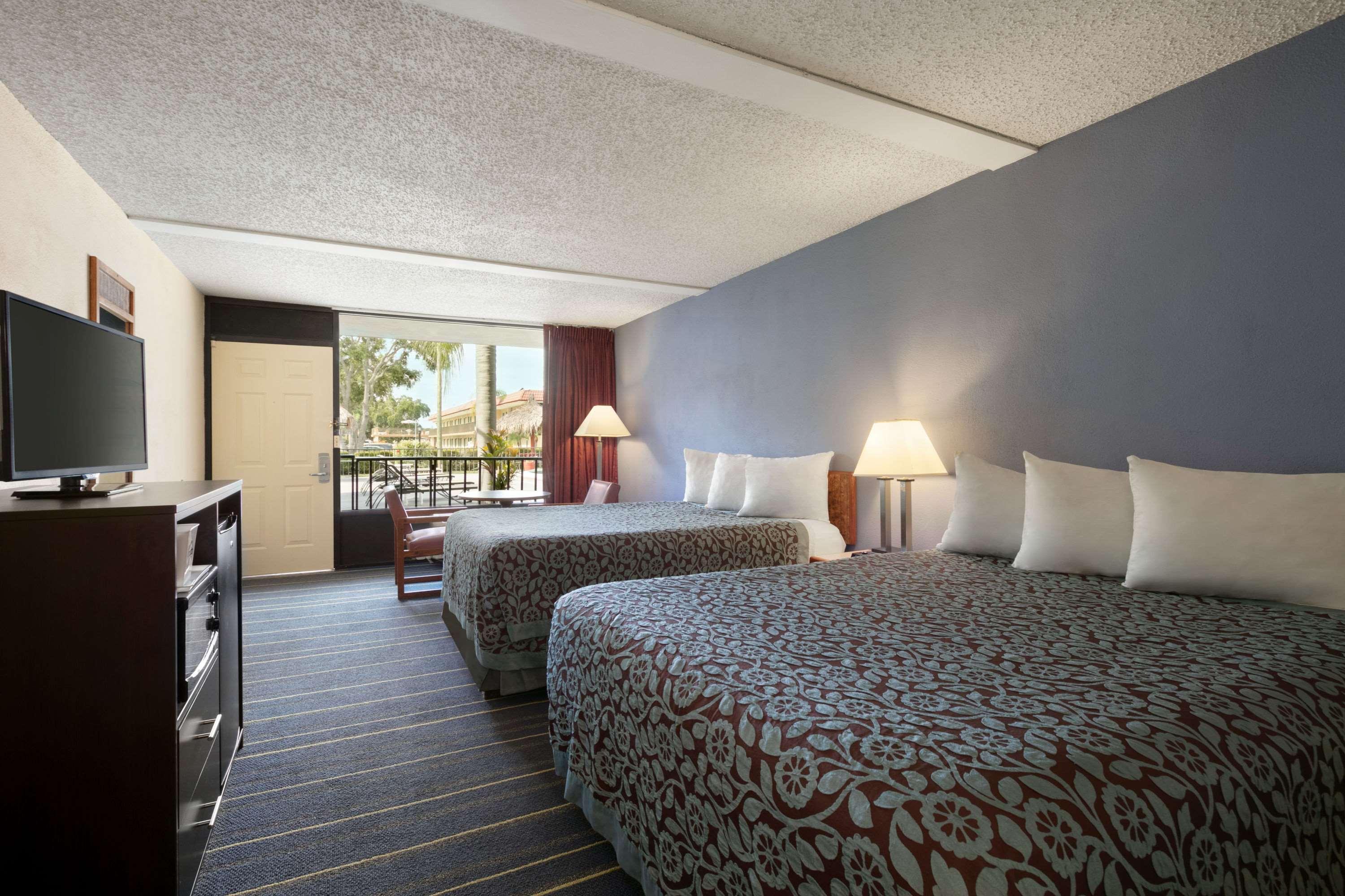 Days Inn By Wyndham Clearwater/Central Esterno foto