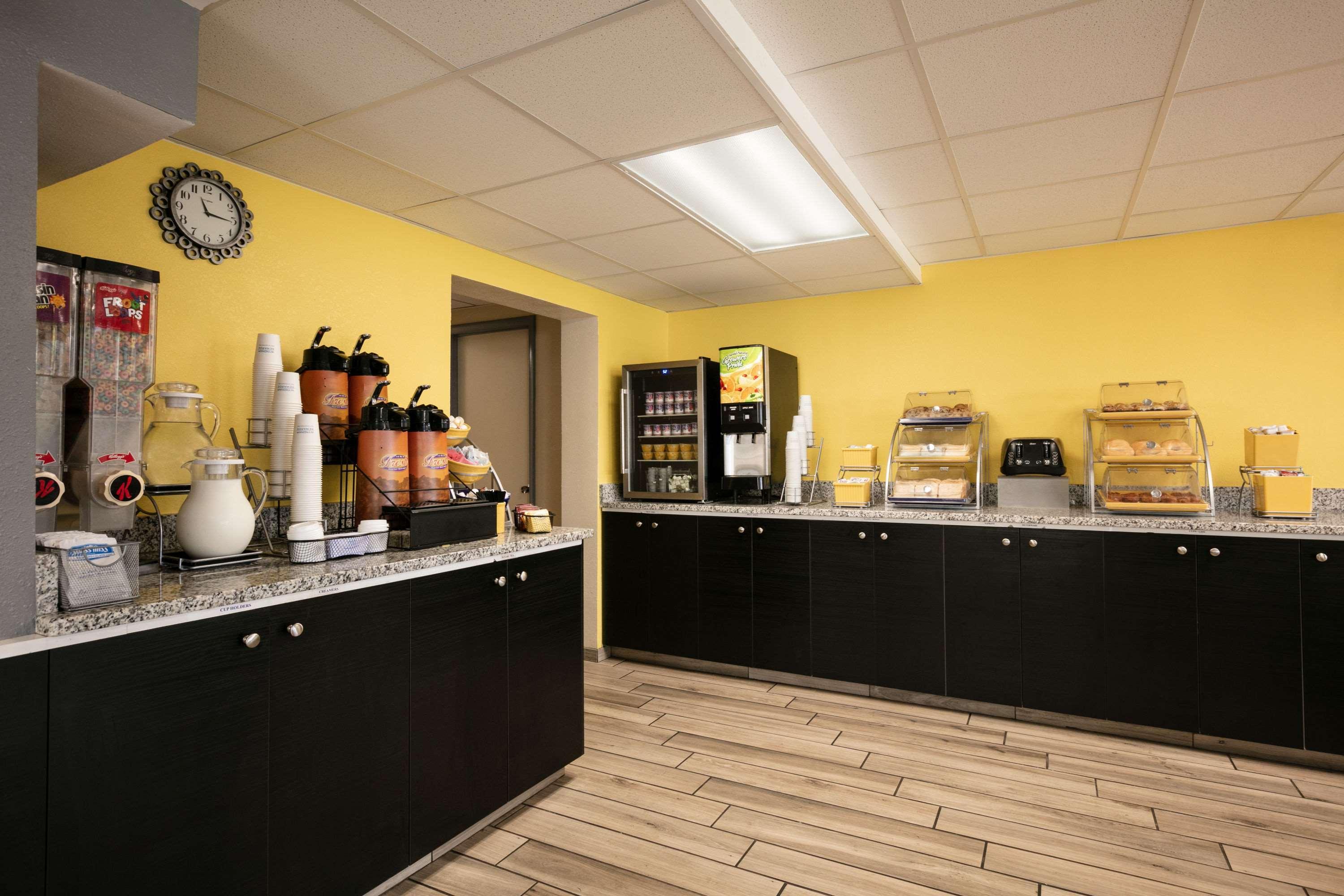 Days Inn By Wyndham Clearwater/Central Esterno foto