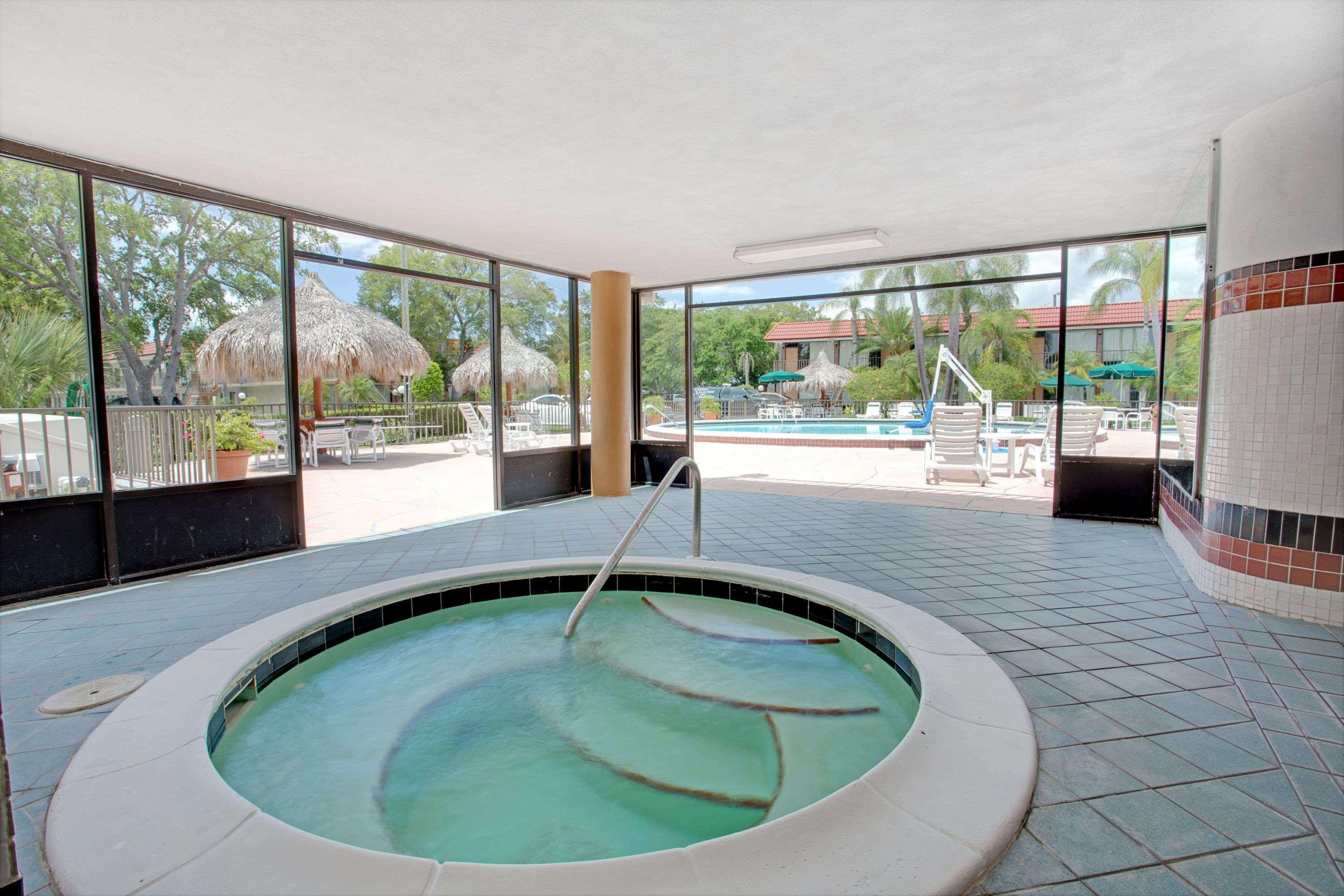 Days Inn By Wyndham Clearwater/Central Esterno foto