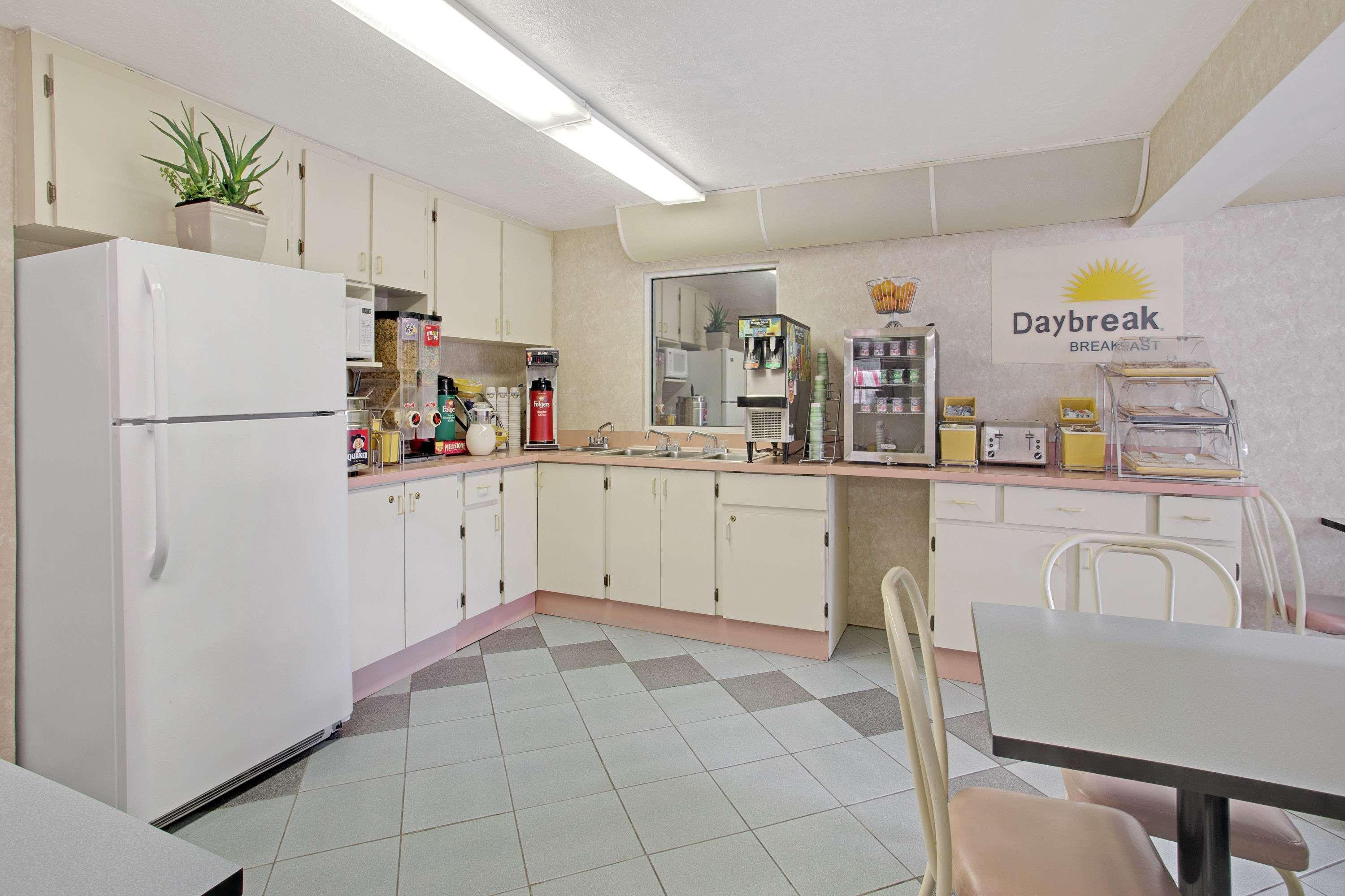 Days Inn By Wyndham Clearwater/Central Esterno foto