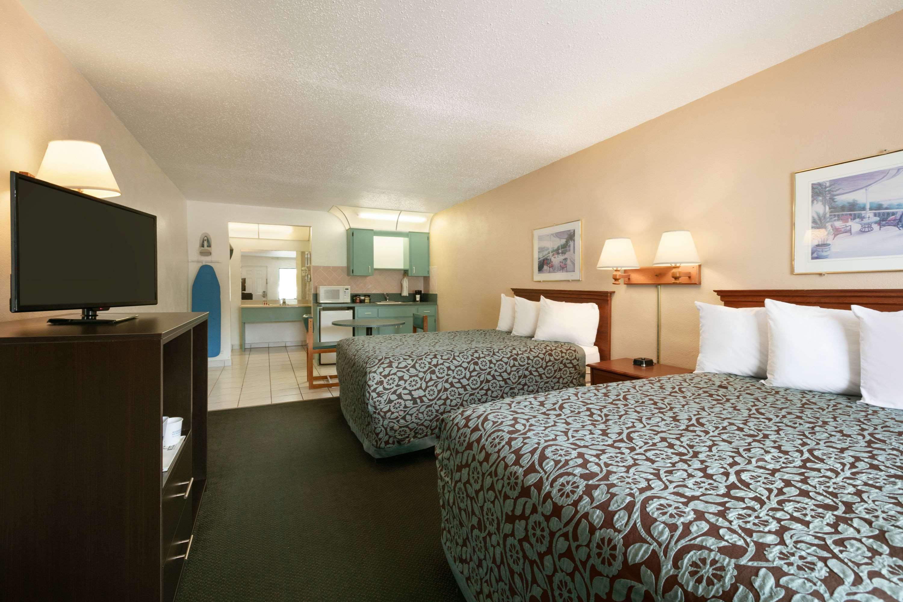 Days Inn By Wyndham Clearwater/Central Esterno foto
