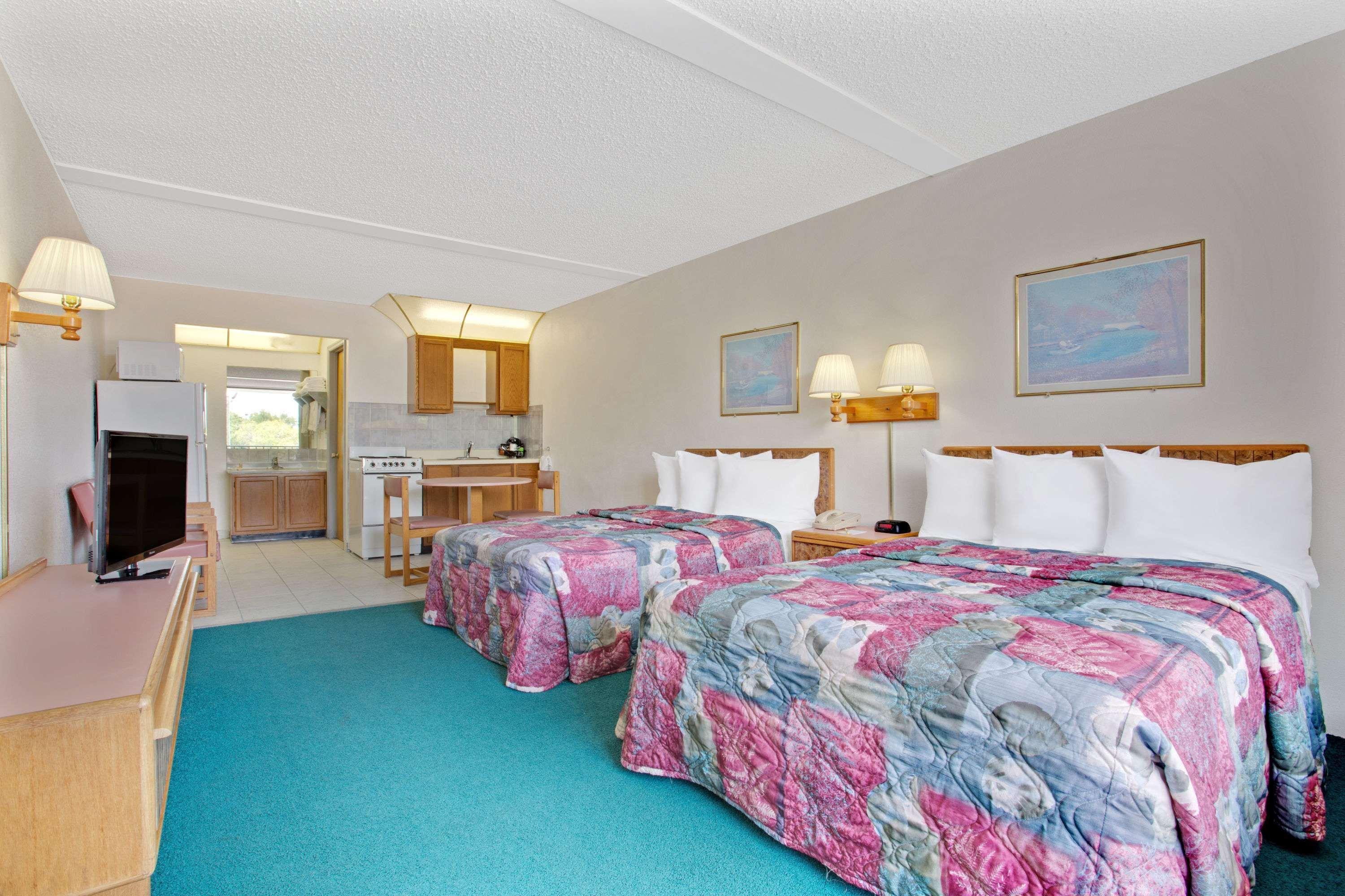 Days Inn By Wyndham Clearwater/Central Esterno foto