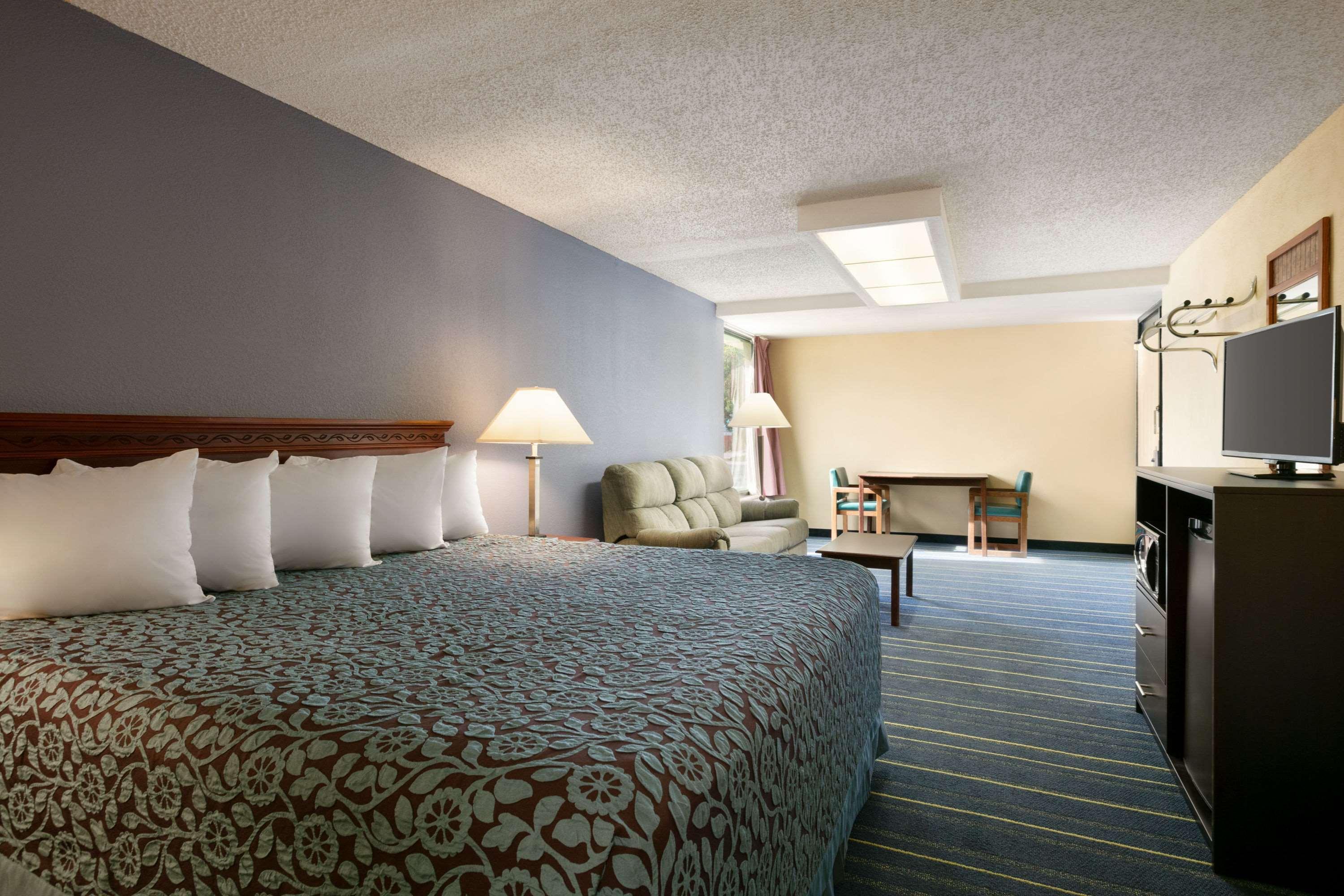 Days Inn By Wyndham Clearwater/Central Esterno foto
