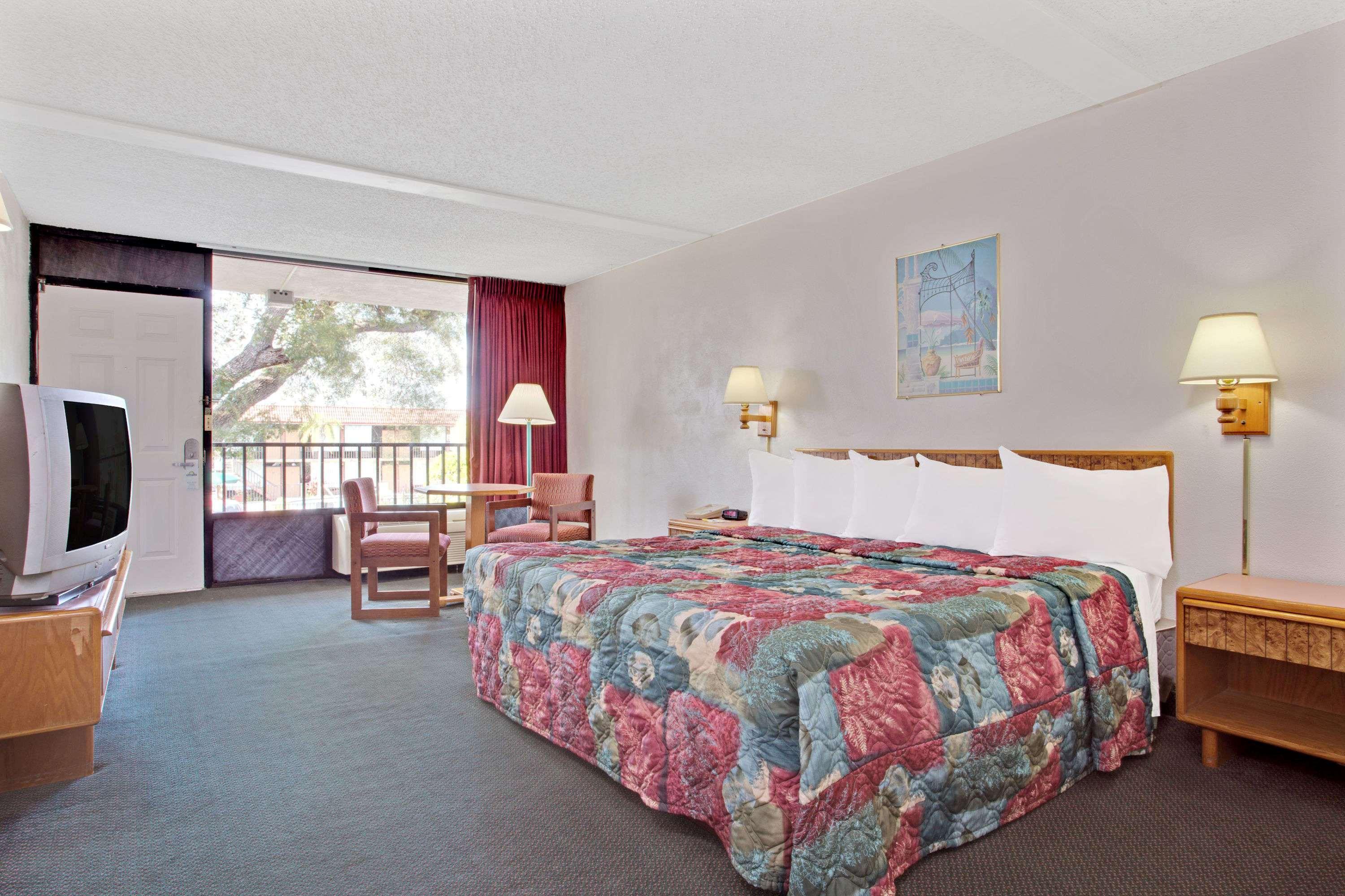 Days Inn By Wyndham Clearwater/Central Esterno foto