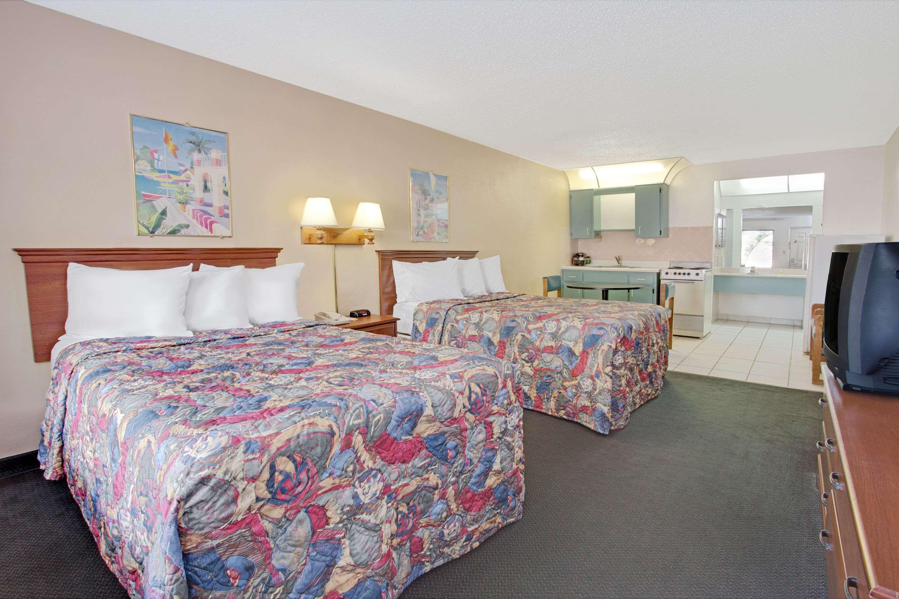 Days Inn By Wyndham Clearwater/Central Esterno foto