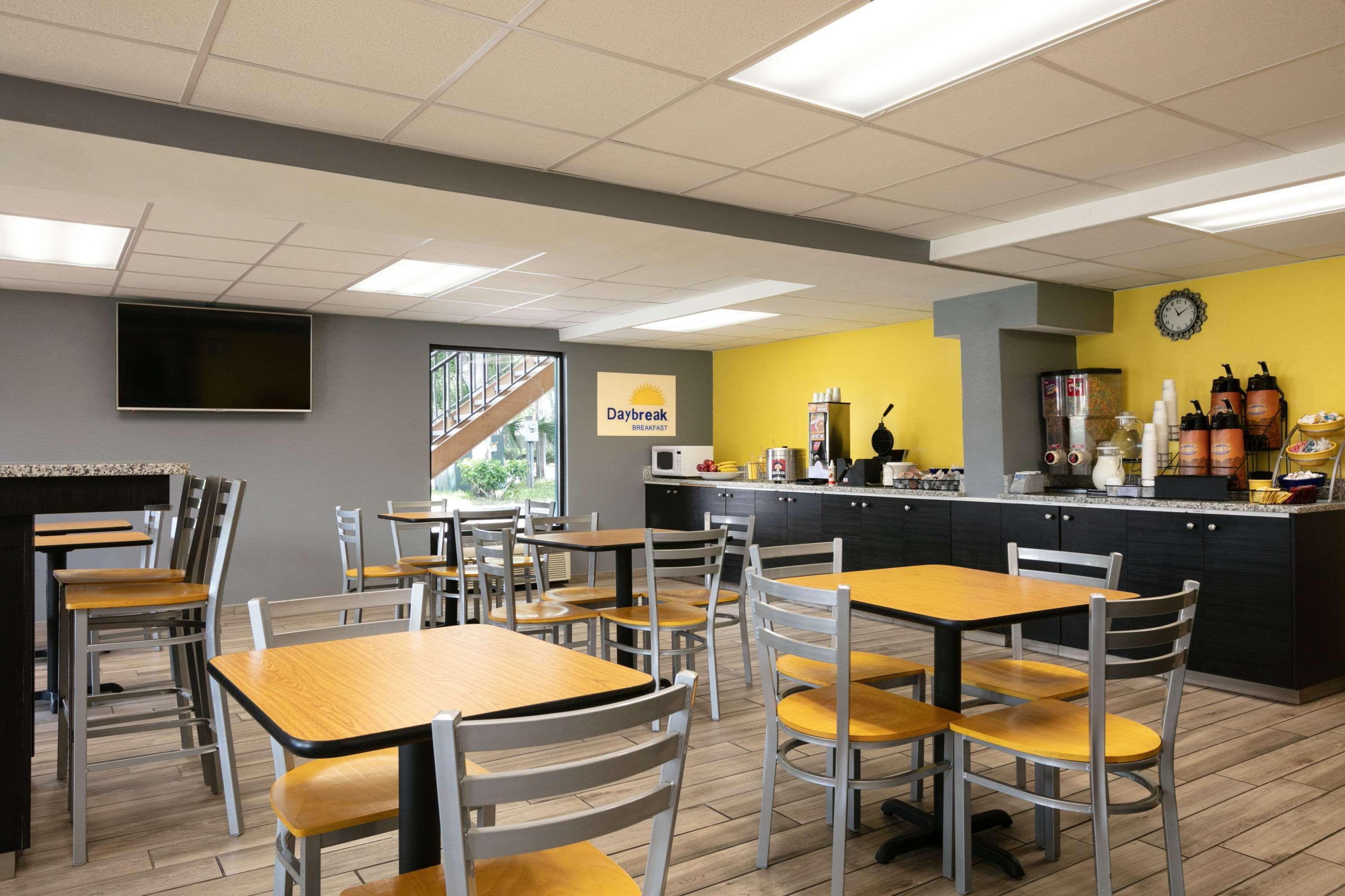 Days Inn By Wyndham Clearwater/Central Esterno foto