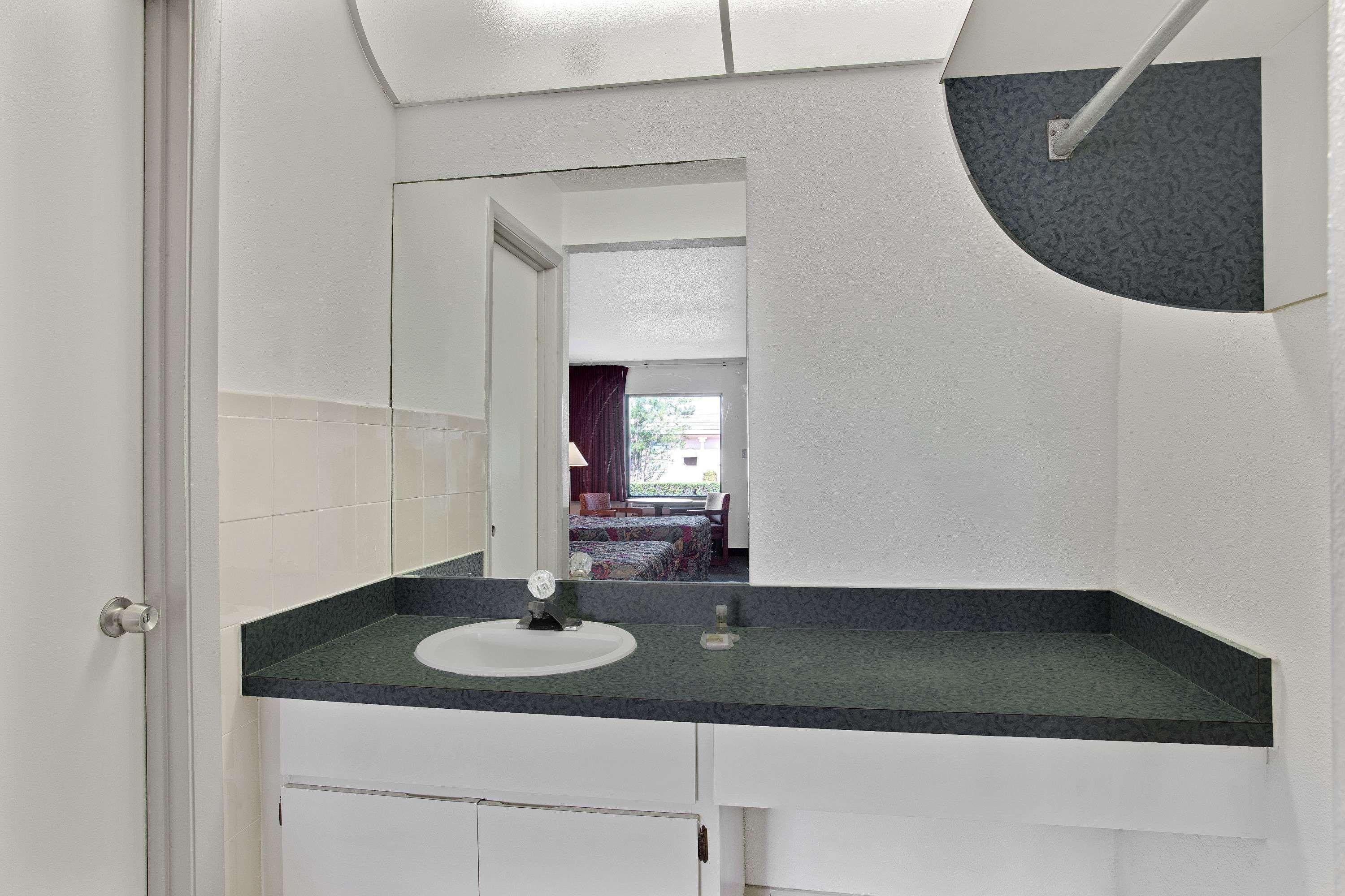 Days Inn By Wyndham Clearwater/Central Esterno foto
