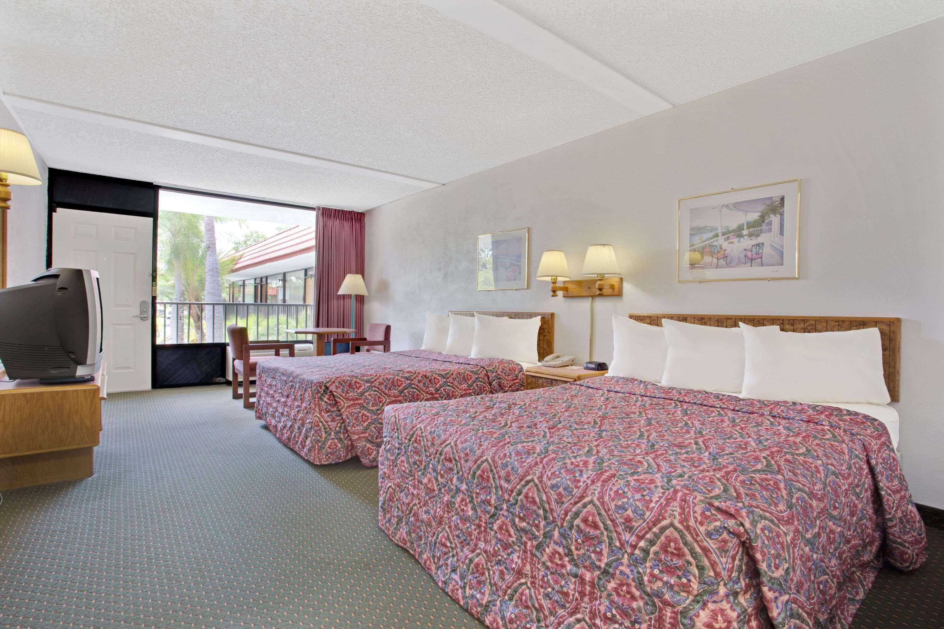 Days Inn By Wyndham Clearwater/Central Esterno foto