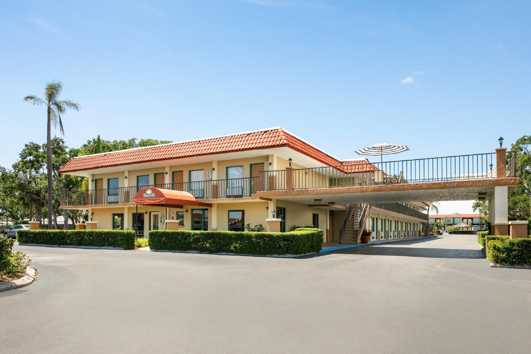 Days Inn By Wyndham Clearwater/Central Esterno foto