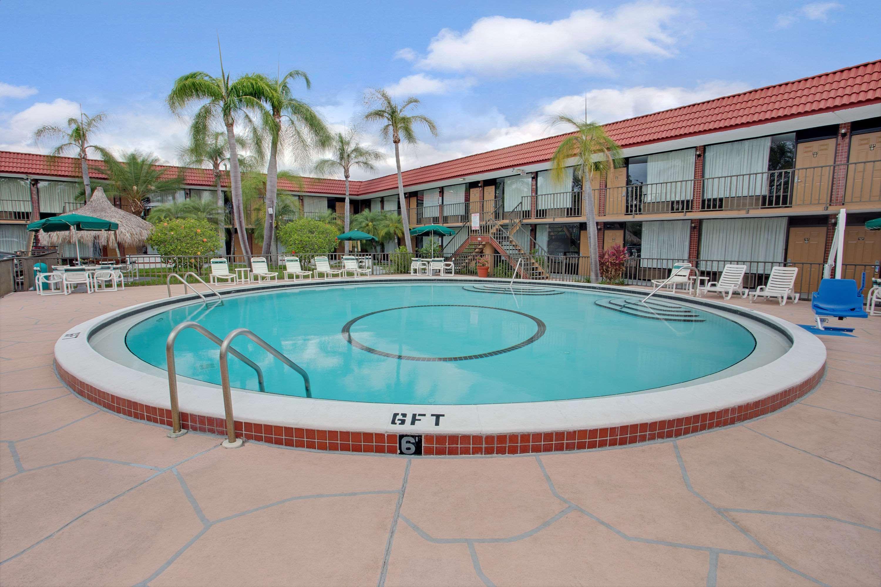 Days Inn By Wyndham Clearwater/Central Esterno foto