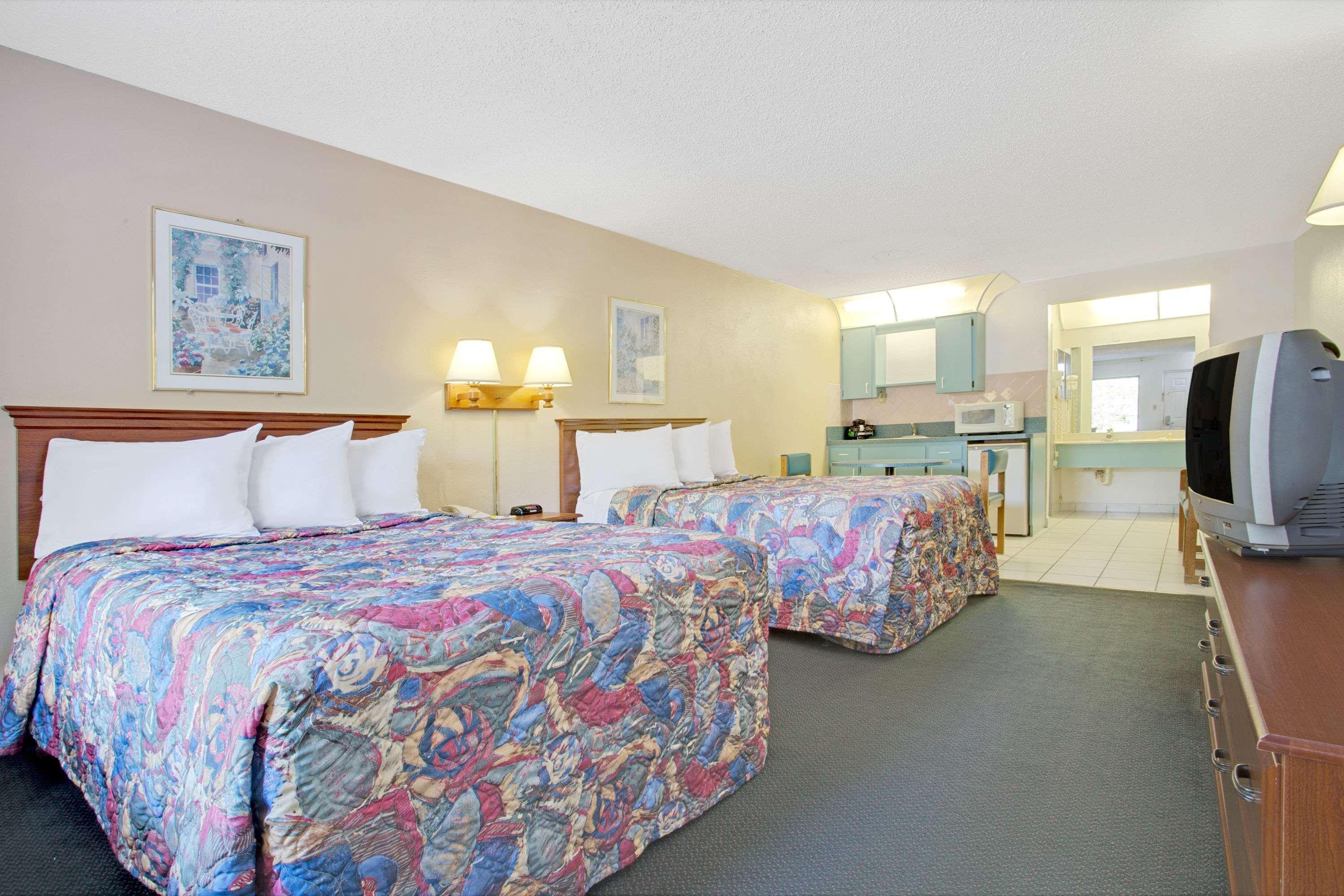 Days Inn By Wyndham Clearwater/Central Esterno foto