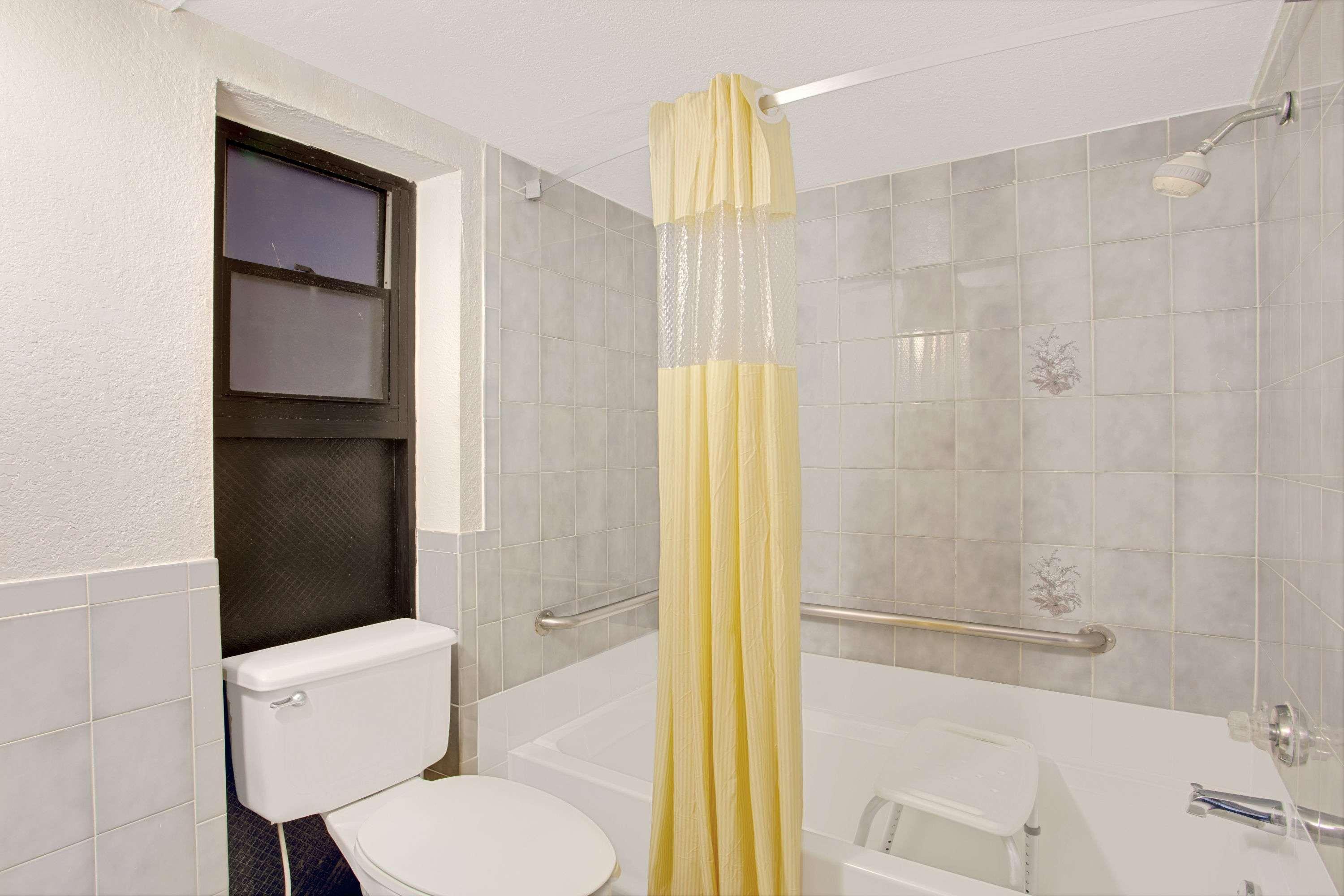 Days Inn By Wyndham Clearwater/Central Esterno foto