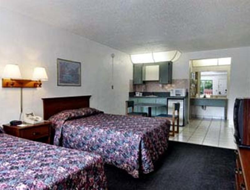 Days Inn By Wyndham Clearwater/Central Esterno foto