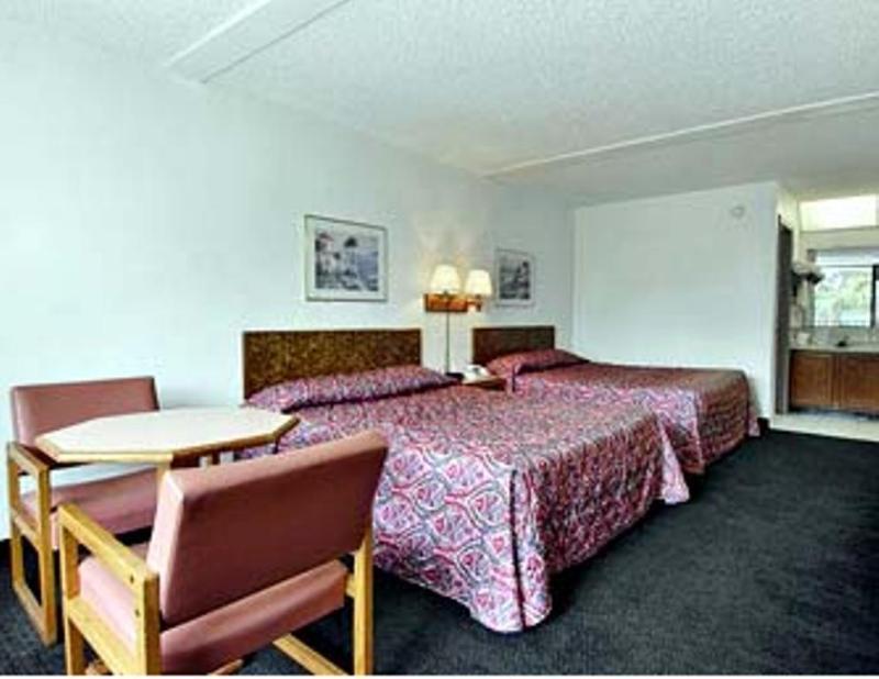 Days Inn By Wyndham Clearwater/Central Esterno foto