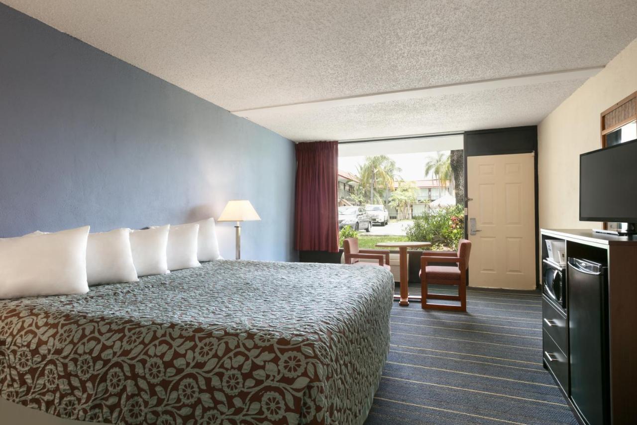 Days Inn By Wyndham Clearwater/Central Esterno foto