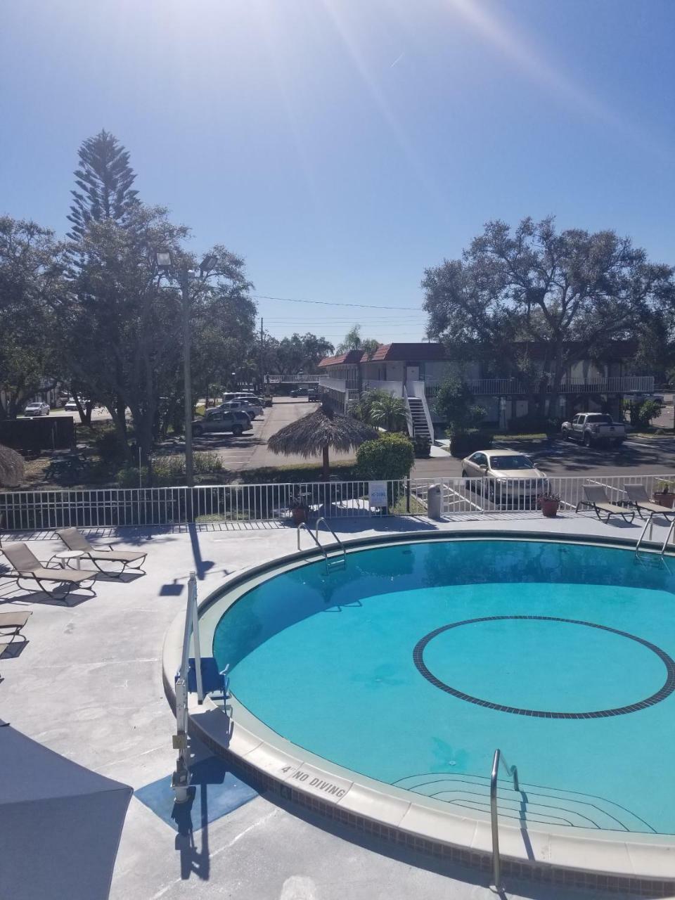 Days Inn By Wyndham Clearwater/Central Esterno foto